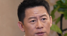 美女扒开双腿让男人捅